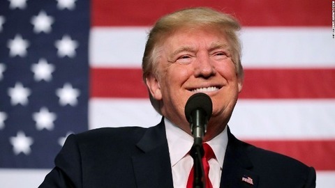 トランプ大統領 笑顔
