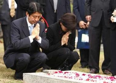 安倍総理夫妻 カリバタ英雄墓地