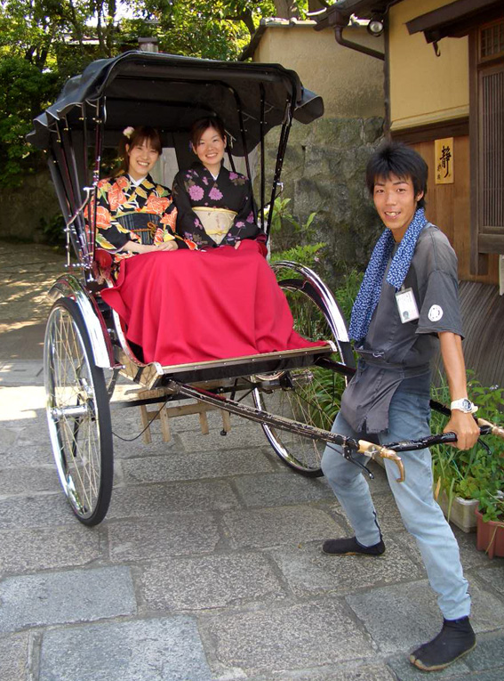 人力車もすごく走る 着物レンタルサロン夢館 京都きもの散策アルバム