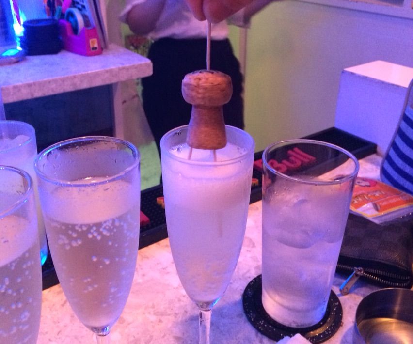 爪楊枝4本でできる 割り箸を使わず シャンパンの酸を手軽に抜く方法 沖縄編集者の末路