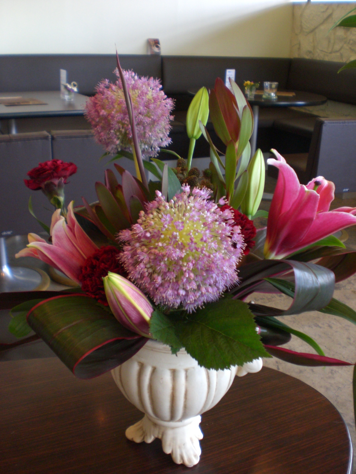 アリウムとユリのアレンジとスモークツリーのアレンジ Yumi Barua S Hanaism Blog