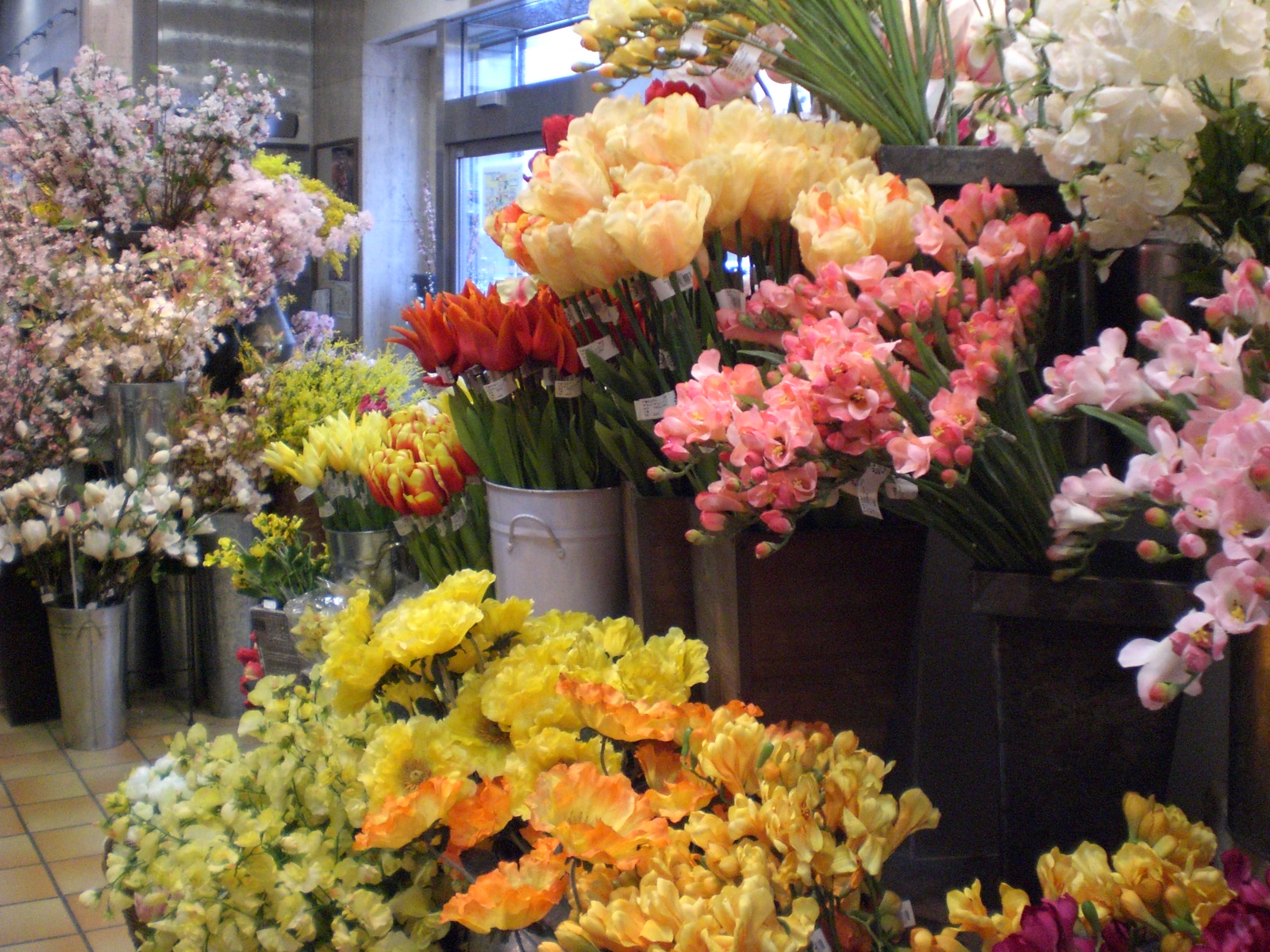 ブーケ花材調達に 春のお花いっぱいのフラワーショップ風景 Yumi Barua S Hanaism Blog