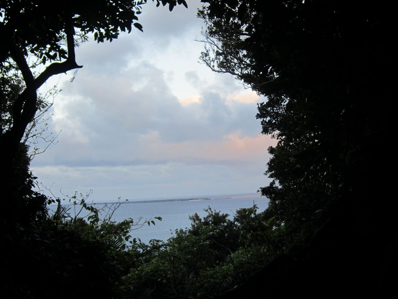 斎場御嶽で久高を望む Yuminuyuのblog 斎場御嶽で久高を望む Yuminuyuのblog