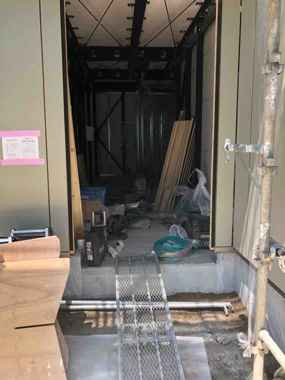 内部大工工事の開始と玄関扉のトラブル 着工53日目 パナソニックホームズ パナホーム 新築ブログ18