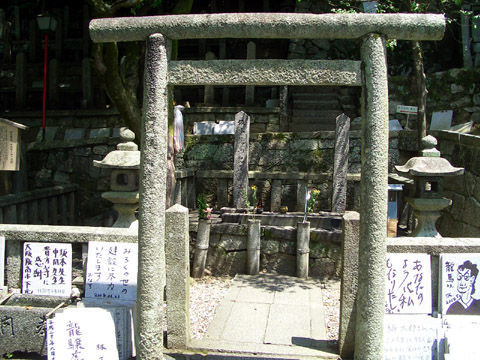 坂本龍馬と中岡慎太郎の墓区画