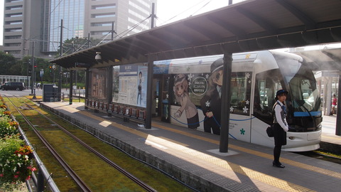 0aラッピング電車とポートラムアテンダントさん
