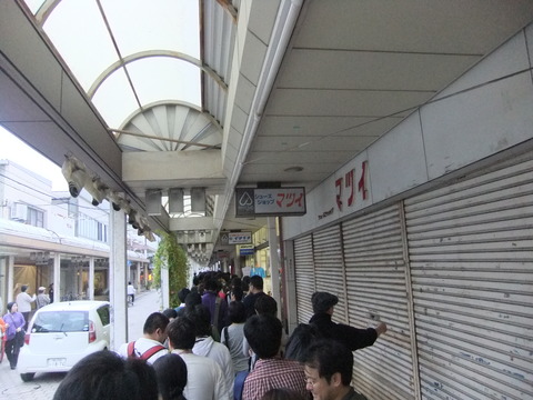 グッズ販売の列