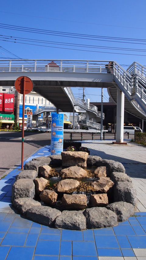 青島駅への道にある水路