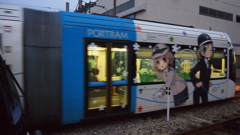 05ラッピング電車とすれ違う