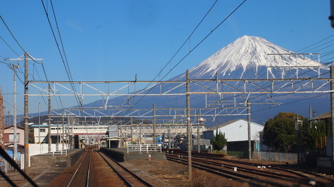 30東海道線車内から見た富士山