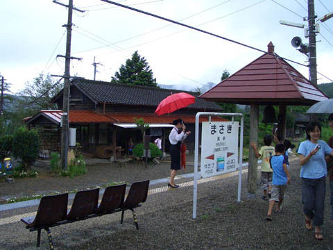 真幸駅のホーム.jpg