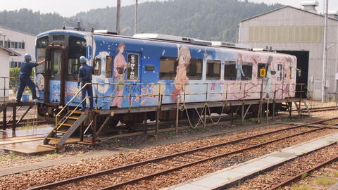 27洗車中の花咲くいろは列車