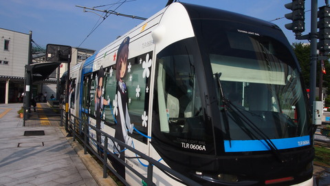 06ラッピング電車(青)がやってきた