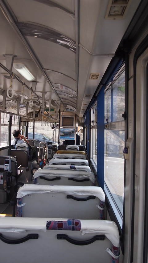 48aバスの車内
