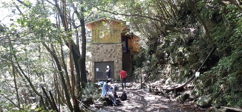 259-240(48-45)宮之浦岳新高塚小屋430_094530R