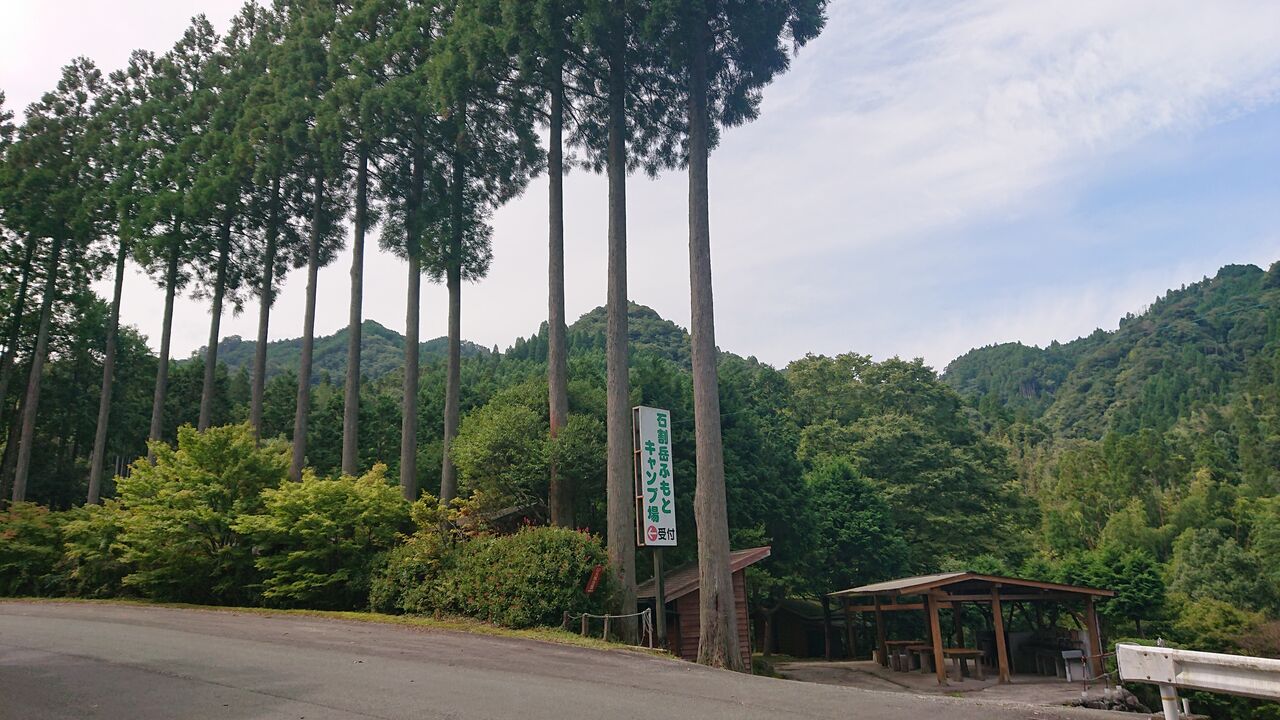 子供が怯えるトイレとローションダレ 石割岳ふもとキャンプ場 目の前に滝があったから滝行してみ 前編 ラーメンヲタクがキャンプ 沼にズブズブハマるまで 子供が怯えるトイレとローションダレ 石割岳ふもとキャンプ場 目の前に滝があったから滝行してみ 前編 ラーメンヲタクがキャンプ 沼にズブズブハマるまで