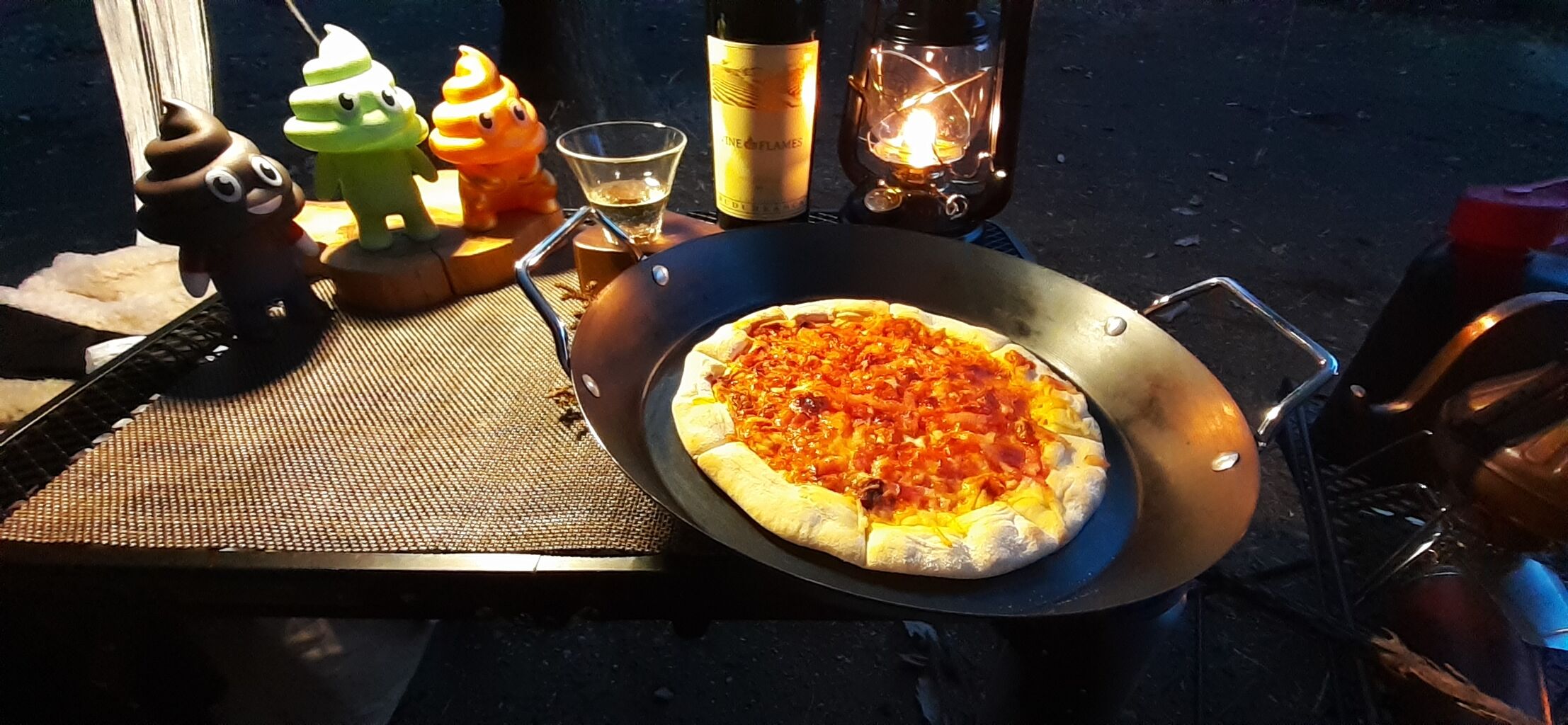 焚火台ケツビームでピザを焼き、廃棄中華鍋でメシを炊け！使える物は