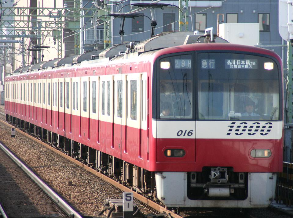 優しい色合い 可愛いレトロな電車 赤い電車 春色