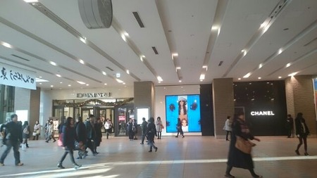 札幌駅 大丸前 Yuri ユリ 宇宙のビジョンを語る光の場