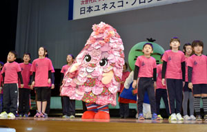 ゆるキャラ 千年サンゴ キャラ考案 徳島 牟岐小児童とキルト作家 ゆるキャラ 千年サンゴ キャラ考案 徳島 牟岐小児童とキルト作家