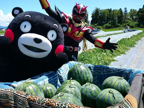 ゆるキャラ 秋田初来訪中の くまモン と 超神ネイガー が県産スイカをpr