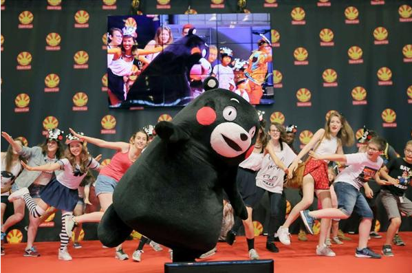 ゆるキャラ くまモン がフランスで踊りを披露 ゆるキャラ くまモン がフランスで踊りを披露