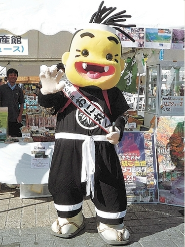 ゆるキャラ ゆるキャラと歩く おに丸くん 神か妖怪か お面が集結 鬼の館 北上市 ゆるキャラ ゆるキャラと歩く おに丸くん 神か妖怪か お面が集結 鬼の館 北上市