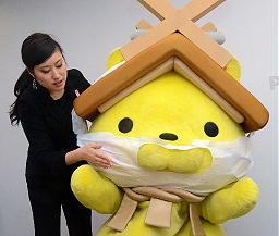 ゆるキャラ しまねっこがポーラ本社を訪問