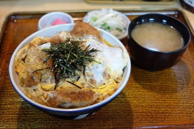 なぜカツ丼の上には三つ葉が聖域なのに続々と挑戦者が現れてしまうのか ゆるゲーマー遅報 なぜカツ丼の上には三つ葉が聖域なのに続々と挑戦者が現れてしまうのか ゆるゲーマー遅報