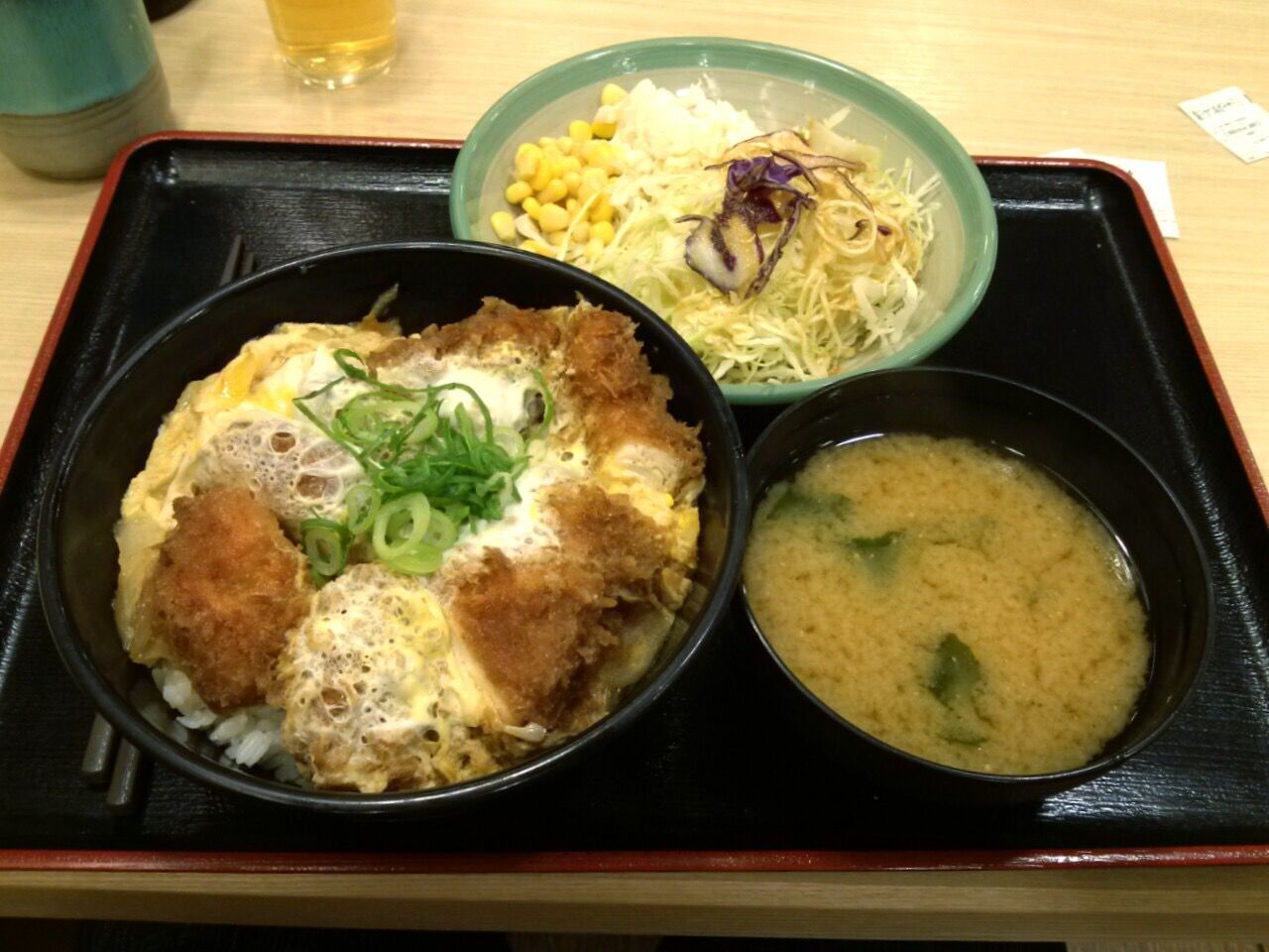 なぜカツ丼の上には三つ葉が聖域なのに続々と挑戦者が現れてしまうのか ゆるゲーマー遅報 なぜカツ丼の上には三つ葉が聖域なのに続々と挑戦者が現れてしまうのか ゆるゲーマー遅報