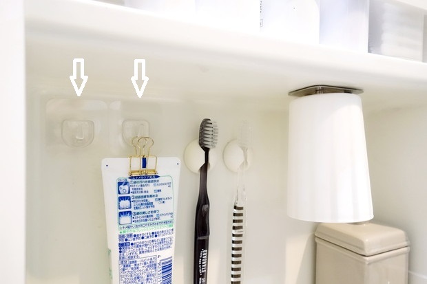 セリア・フィルムフック　固定タイプ小・洗面台・歯ブラシ収納①