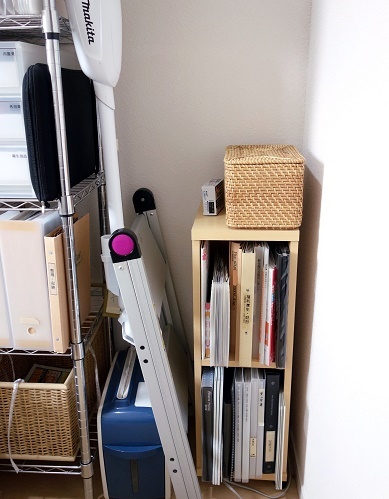 納戸・スチールラック横・隙間①