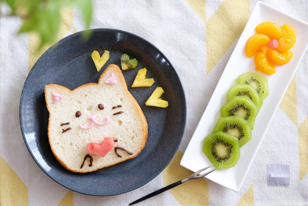 イッタラ・ティーマ・21cmプレート・ドッテドグレー・ねこねこ食パン①