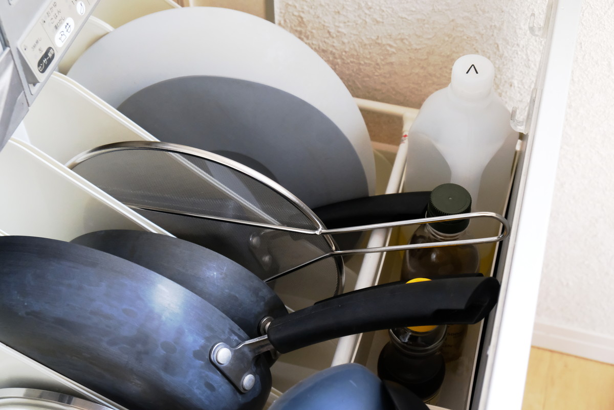 ダイソー・油はね防止ネット（26cm）・キッチン・コンロ下引出し①