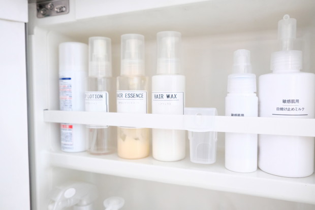 洗面所・洗面台・鏡裏・セリア・チューブホルダー①