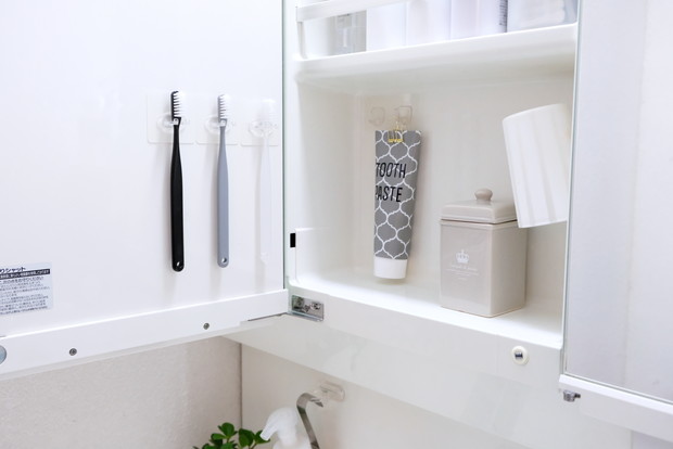 セリア・ハブラシ　シンプルモノトーン・洗面所・鏡裏収納①