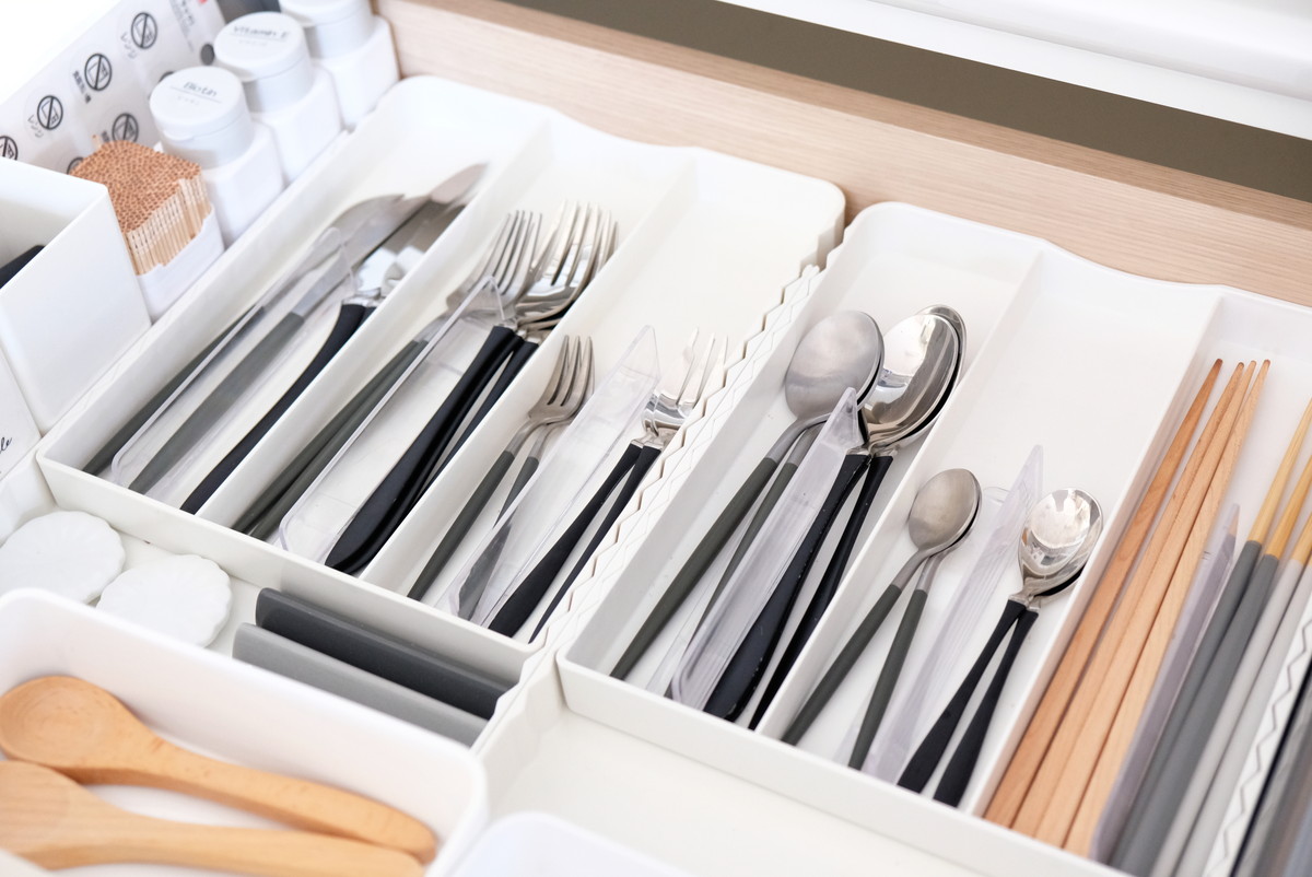 ❼1449②セリア・L字透明仕切り板・食器棚・カトラリー収納