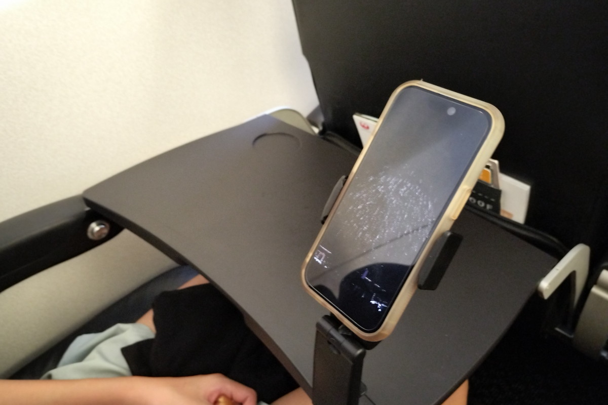 ❾IMG20250816083054②スリコ・どこでも挟めるトラベルスマホホルダー