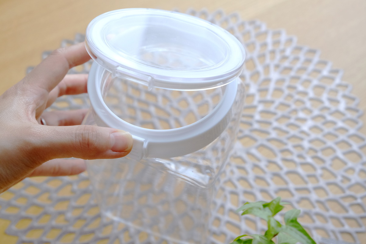 ダイソー・ワンプッシュで開閉できる保存容器1.4L④