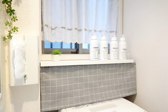 洗面所・洗濯機上・ダイソー・MONO AND CHRO カフェカーテン①