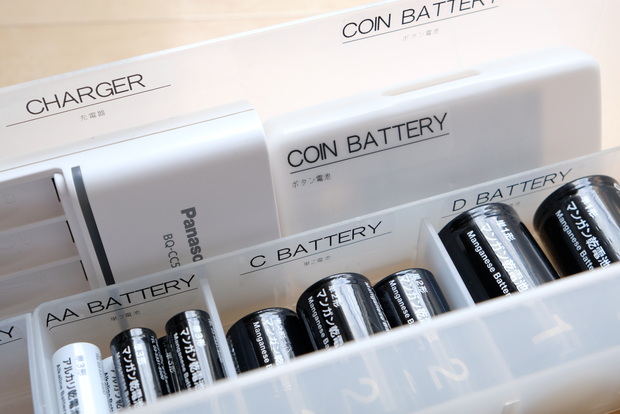キャンドゥ・モノトーン乾電池・SDカードケース・ボタン電池収納①
