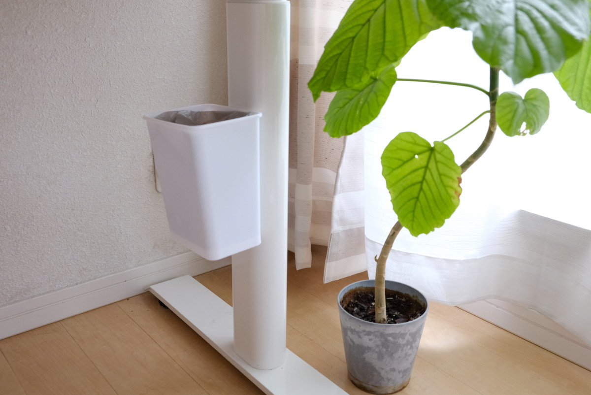 ⓬0082キャンドゥ・はみ出るゴミ袋を見えないようにするバンド・ロールゴミ袋用卓上ゴミ箱