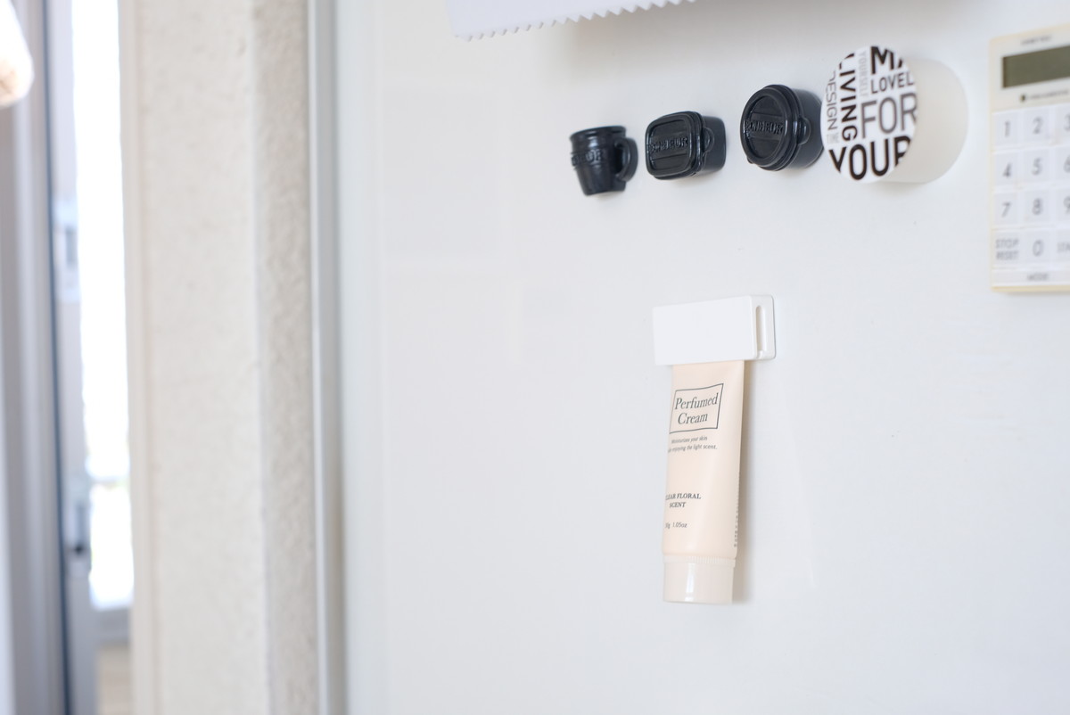 セリア・ラバーマグネット チューブホルダー・冷蔵庫①