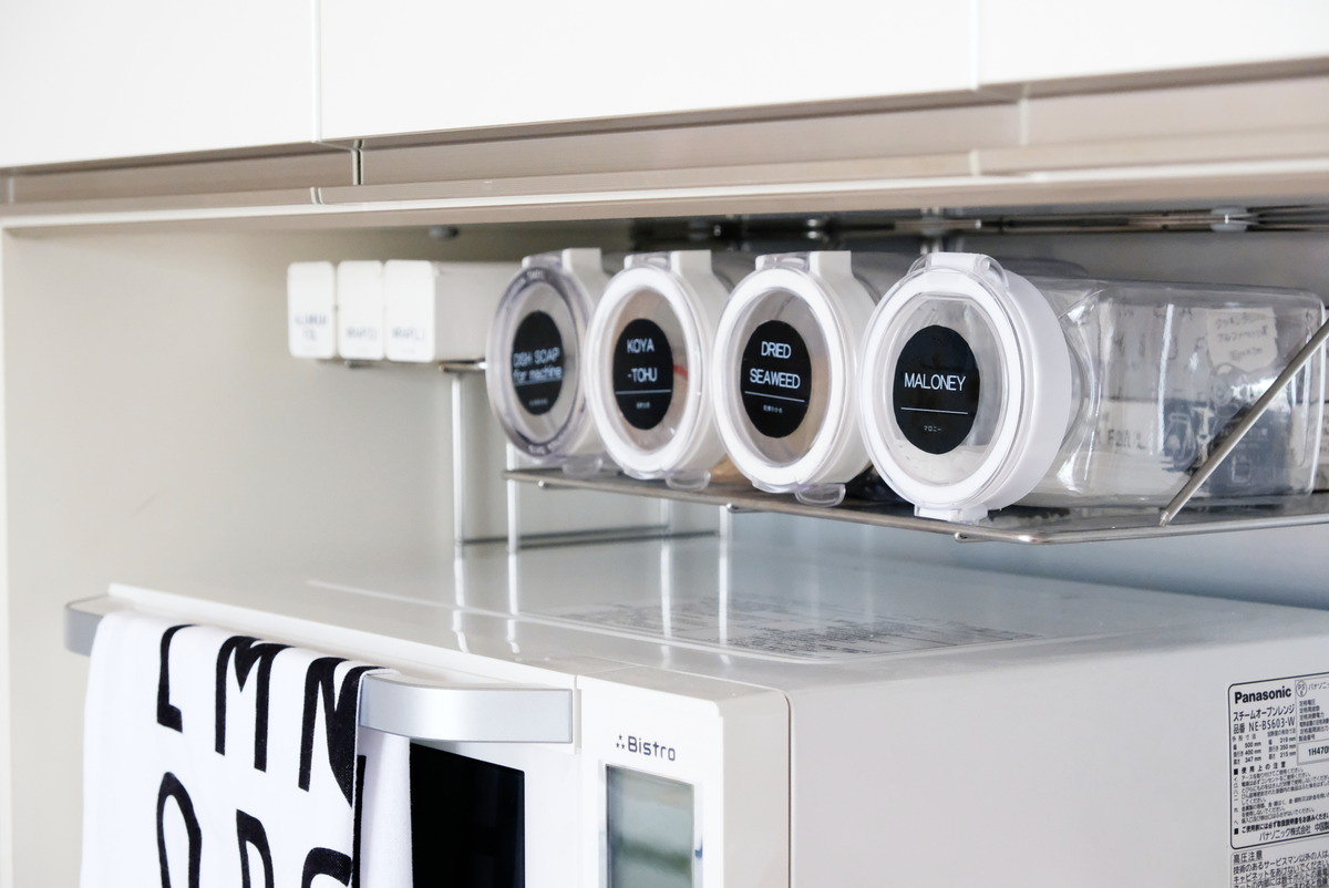 ダイソー・ワンプッシュで開閉できる保存容器1.4L・ダイソー・ワンプッシュで開閉できる保存容器1.4L・TAKEYA・フレッシュロック1.1L・キッチン ・パモウナ・食器棚・オープン部分①