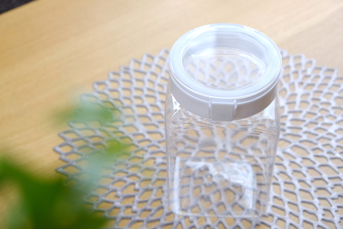 ダイソー・ワンプッシュで開閉できる保存容器1.4L②