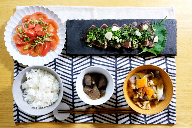 ジュビリーロンドン・ランチョンマット・ブラックホワイトウェーブ・和食・料理・カツオのたたき①