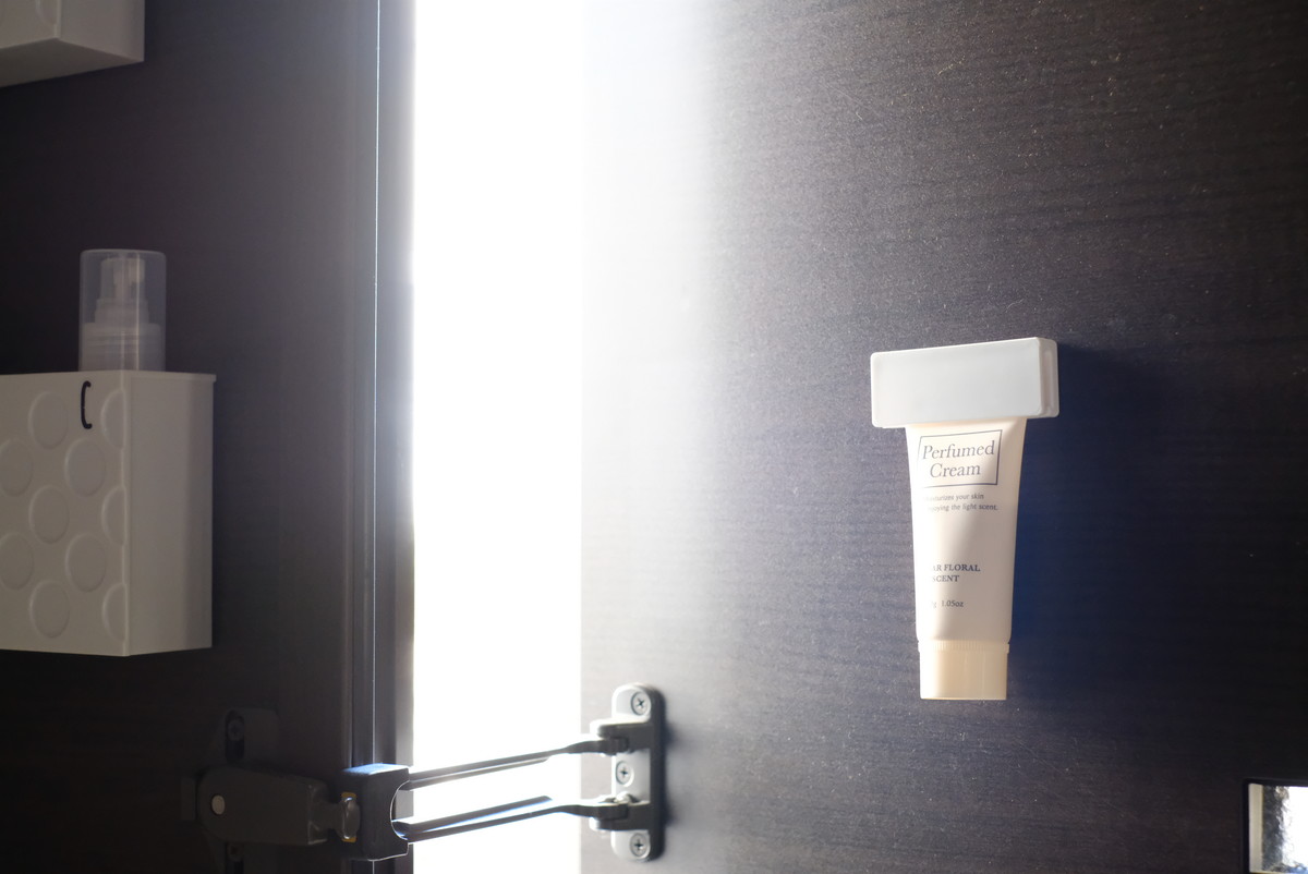 セリア・ラバーマグネット チューブホルダー・玄関①