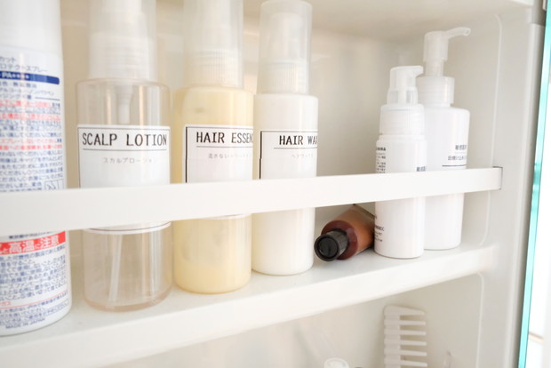洗面所・洗面台・鏡裏・無印美容液①