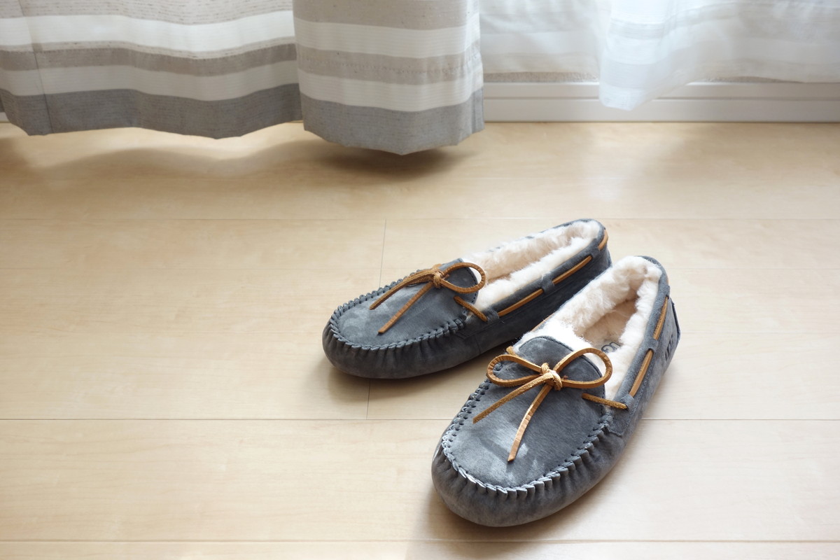 ❸01750②UGG・モカシン