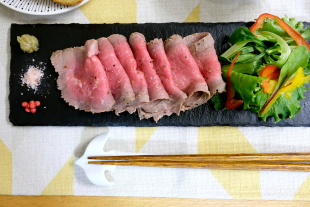 ジュビリーロンドン(Jubilee London)・ランチョンマット・イエロー・フェザー・料理・ローストビーフ①